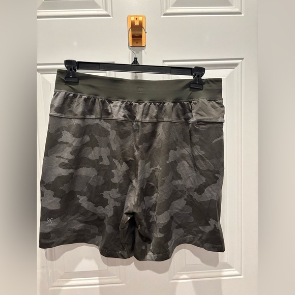 Lululemon T.H.E. Short 7" Mesh *Linerless
Variegated Mesh Camo Max Dark Olive - Picture 6 of 8